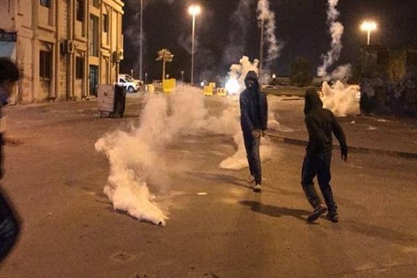 سرکوب تظاهرات شهروندان بحرینی از سوی نیروهای امنیتی آل خلیفه