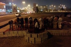 برگزاری نماز توسط شیعیان بحرین در خرابه های مسجد العلویات
