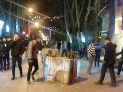 آشوبگران اماکن عمومی در تاکستان را آتش زدند