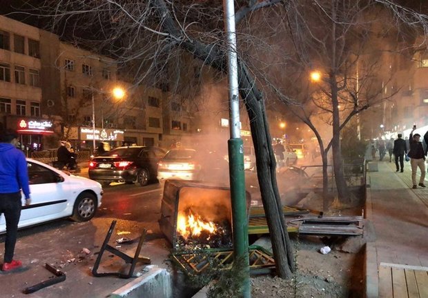 کارگران شهرداری کرمانشاه از حمله اغتشاش گران به یک حسینه می گویند