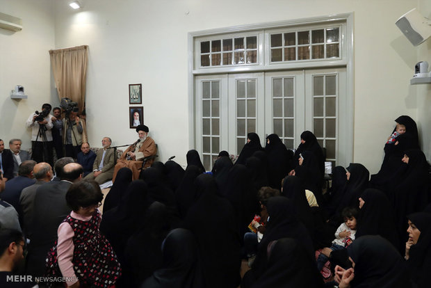 Leader receives families of martyrs