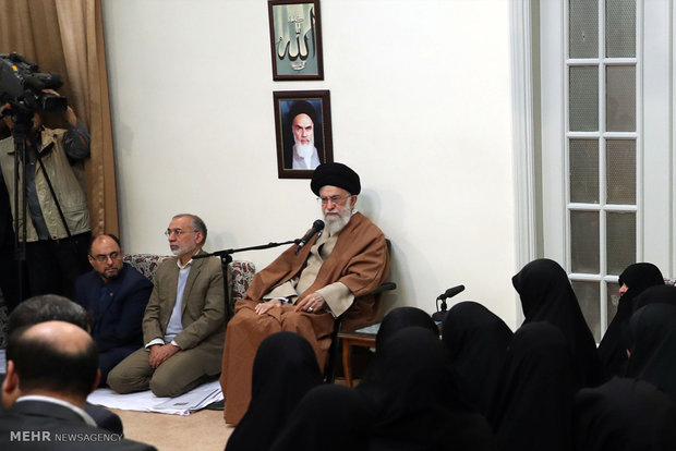 Leader receives families of martyrs