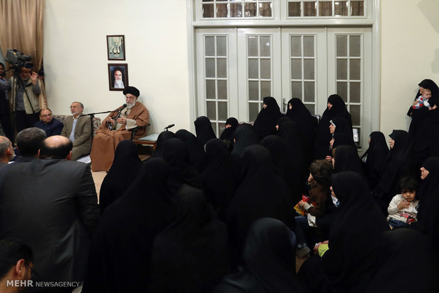 Leader receives families of martyrs