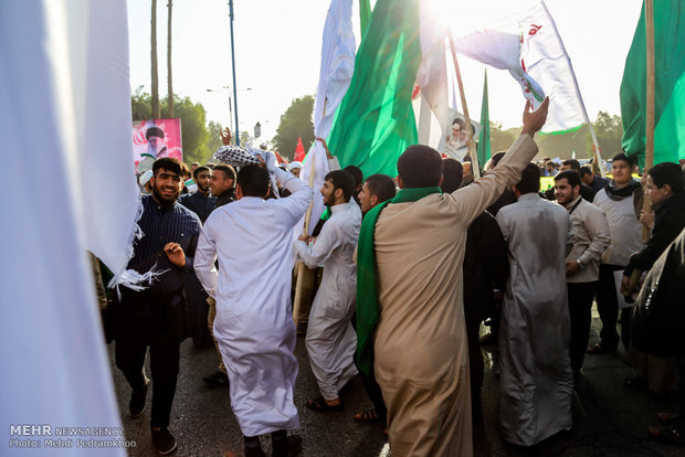 Iranians march streets to denounce riots