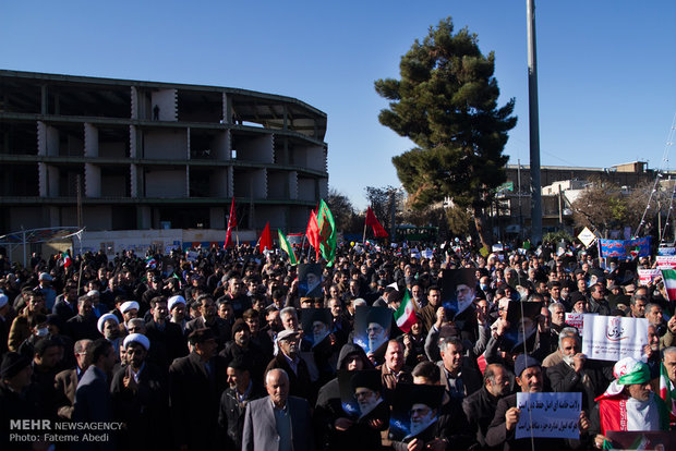 تجمع مردم شهر اراک در محکومیت اقدام اغتشاشگران