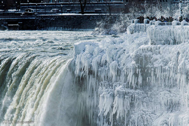 سردی سے جمی ہوئی آبشاریں
