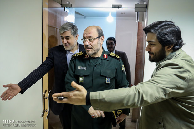 Fmr. MoD visits Mehr News Agency