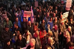 هزاران معترض مقابل اقامتگاه نتانیاهو در قدس اشغالی تظاهرات کردند