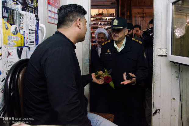 اهدای گل توسط نیروهای نظامی به کسبه خیابان ولیعصر(عج) گرگان