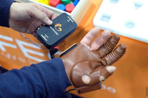 دستکش هوشمند برای بیماران نخاعی ساخته شد