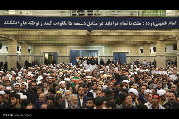 Leader receives people of Qom