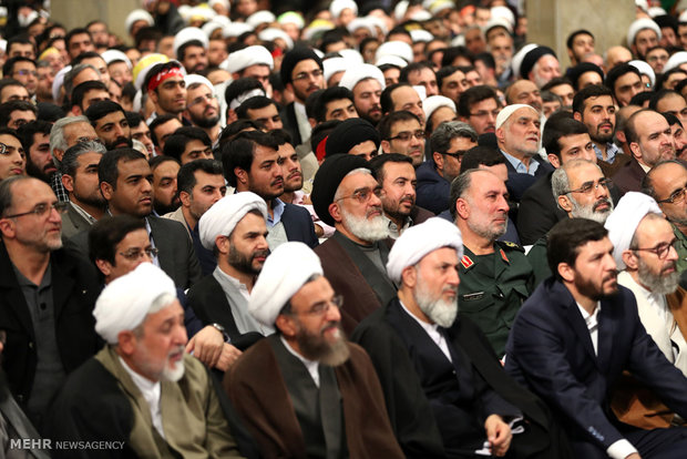استقبال قائد الثورة الإسلامية حشدا من أهالي مدينة قم
