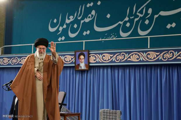 استقبال قائد الثورة الإسلامية حشدا من أهالي مدينة قم