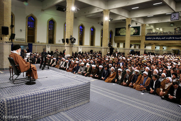 People of Qom meet with Ayatollah Khamenei