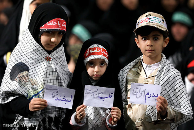 People of Qom meet with Ayatollah Khamenei