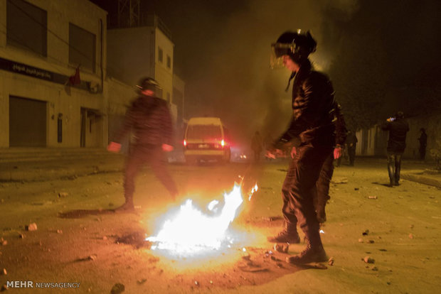 Tunus'taki halk protestolarından kareler