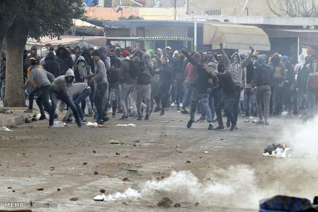 Tunus'taki halk protestolarından kareler