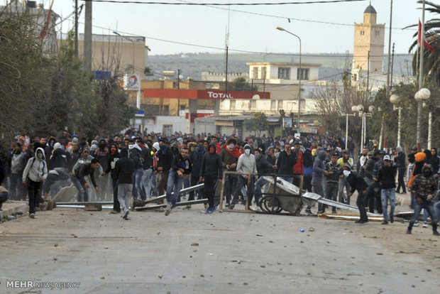 Tunus'taki halk protestolarından kareler