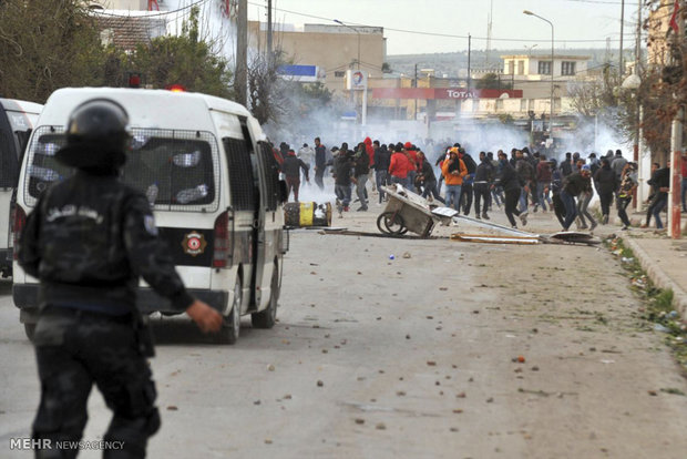 Tunus'taki halk protestolarından kareler