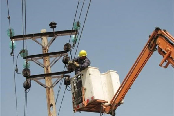 تند باد ۱.۴میلیارد ریال به شبکه برق مهاباد خسارت زد