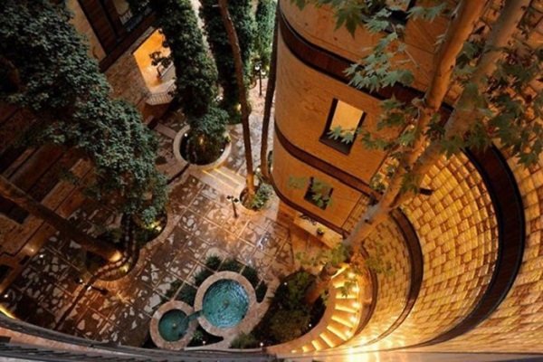 تقابل شهرسازی مدرن با هویت های فرهنگی/نابودی بناهای تاریخی معماری زیبا - کراپشده