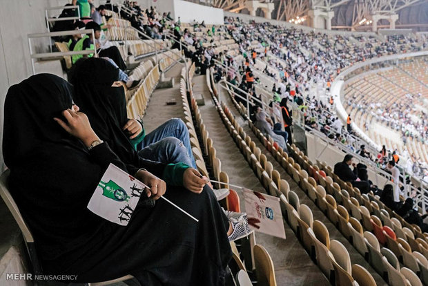 الحضور الأول للمرأة السعودية في ملعب كرة القدم
