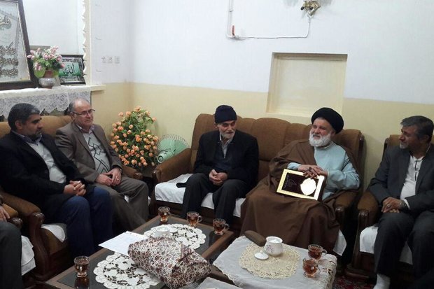 دامغان / امام جمعه در دیدار خانواده شهدا - کراپشده