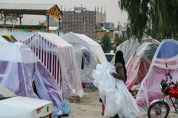 چادر نشینی زلزله زده های کوهبنان در یخبندان/ مردم کانکس می خواهند