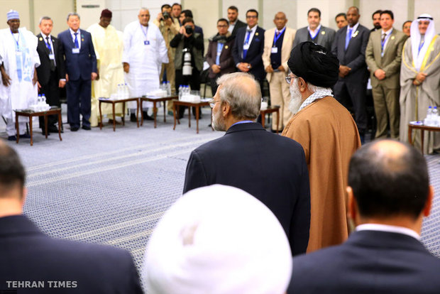 Participants of Conference on Parliamentary Union of OIC meet with Ayatollah Khamenei