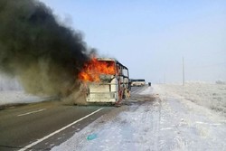 اتوبوس مسافری مشهد به یزد در آتش سوخت/ مسافران سالم هستند
