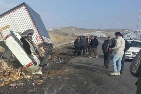 یک فوتی و ۱۱ مصدوم در برخورد سه خودرو در محور شهرضا به آباده