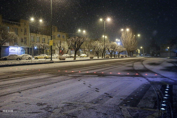 İran'ın Hemedan kentinin karlı gecelerinden manzaralar