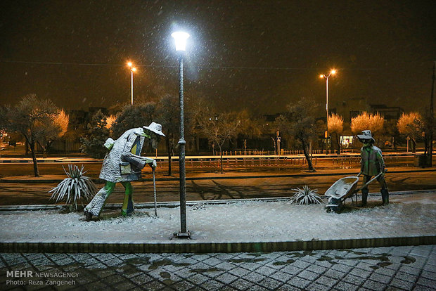 İran'ın Hemedan kentinin karlı gecelerinden manzaralar