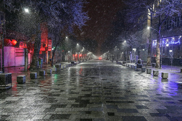 İran'ın Hemedan kentinin karlı gecelerinden manzaralar