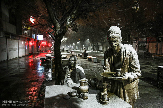 İran'ın Hemedan kentinin karlı gecelerinden manzaralar