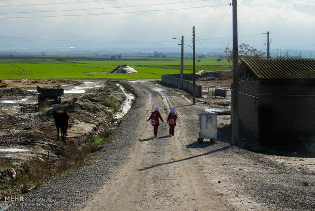 کودکان سلیمان تپه مسافت زیادی را طی می کنند تا به مدرسه ای در روستای دیگری برسند.