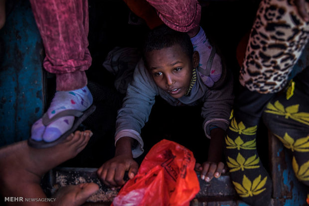 Libya açıklarında kurtarılan Afrikalı göçmenler