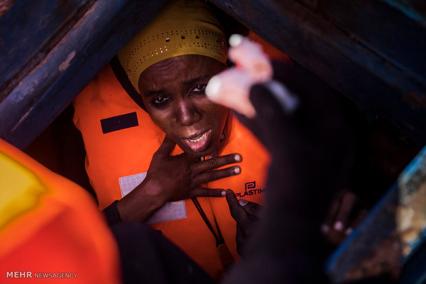 إنقاذ 300 لاجيء بالقرب من المياه الليبية