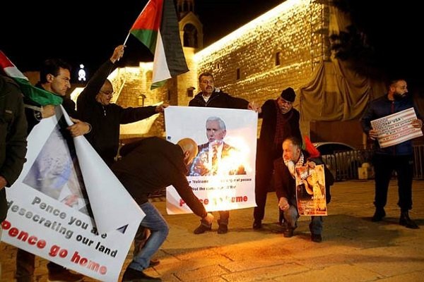 فلسطینیوں نے امریکی صدر اور نائب صدر کی تصویریں نذر آتش کردیں