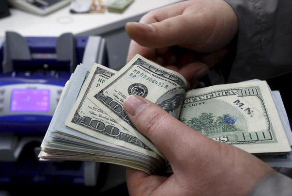 الدولار يواصل صعوده أمام العملة الإيرانية