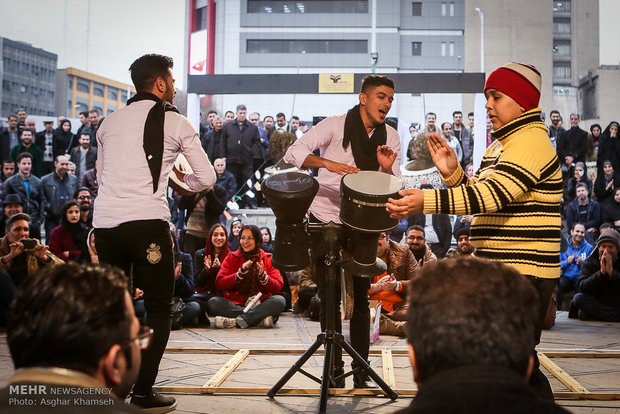 عروض على المكشوف لمسرح الشارع في طهران