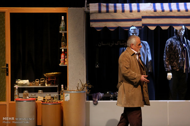 نمایش ایستاده، منتظره، پیچیده، نیامده