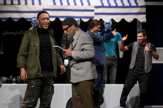 نمایش ایستاده، منتظره، پیچیده، نیامده