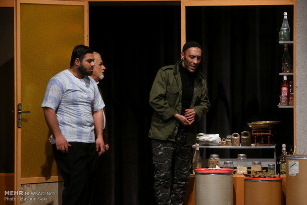 نمایش ایستاده، منتظره، پیچیده، نیامده