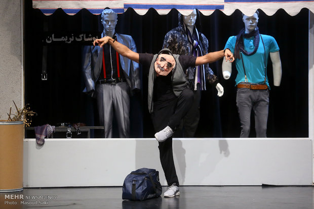 نمایش ایستاده، منتظره، پیچیده، نیامده