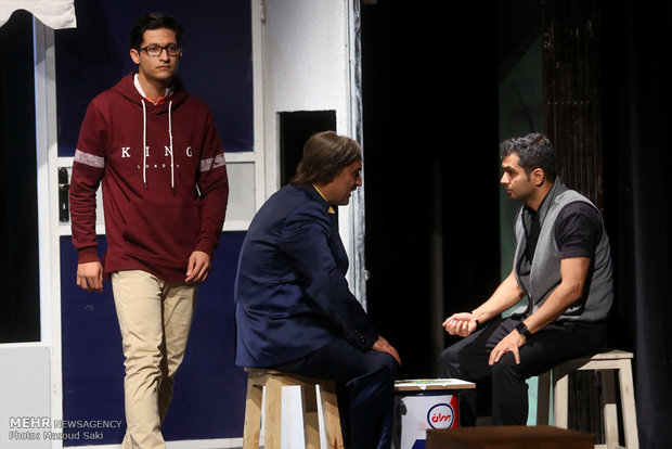 نمایش ایستاده، منتظره، پیچیده، نیامده