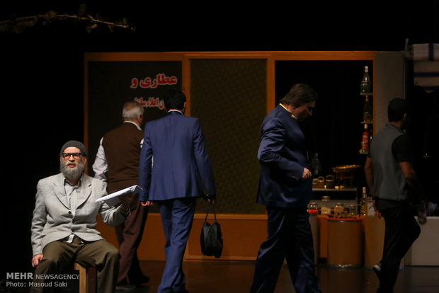 نمایش ایستاده، منتظره، پیچیده، نیامده