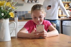 عطری:استفاده کودکان از وسایل دیجیتال منجر به نزدیک بینی می‌شود