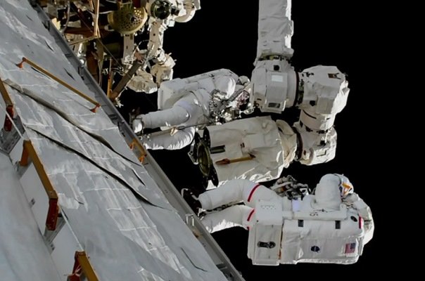 فضانوردان ۲۴ آبان سوراخ ماژول سایوز را بررسی می کنند