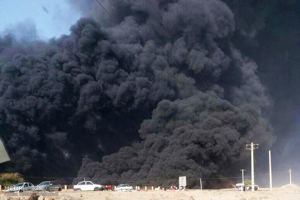 برآورد خسارت یک میلیارد تومانی آتش سوزی کارخانه قیر در بندرعباس